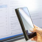 E-Mail Postfach auf Computerbildschirm und Smartphone