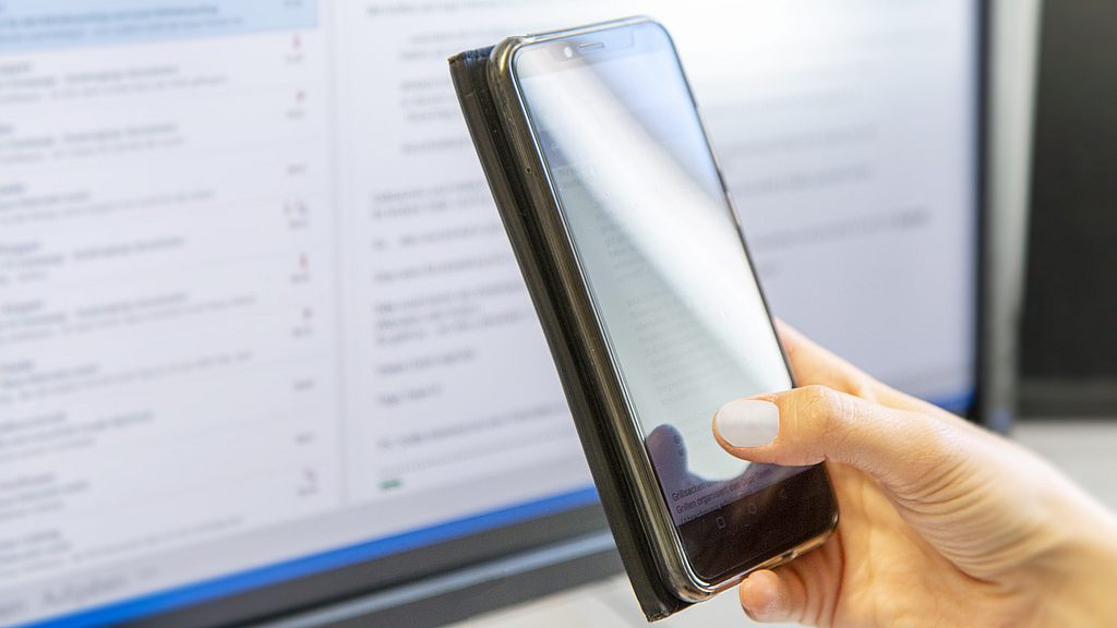 E-Mail Postfach auf Computerbildschirm und Smartphone